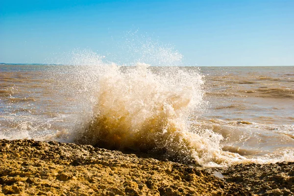 Welle mit Gischt — Stockfoto
