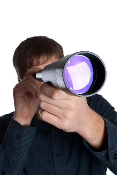 Homem olhando através de um telescópio — Fotografia de Stock