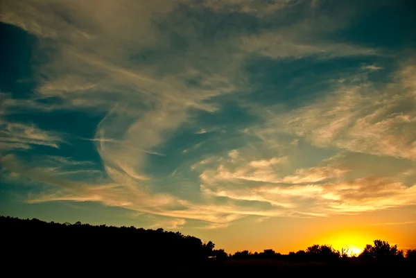 Puesta de sol detrás de una nube —  Fotos de Stock