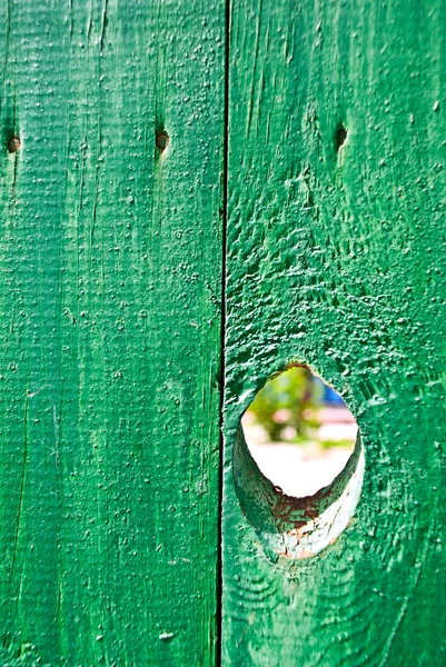 Buraco em uma cerca — Fotografia de Stock