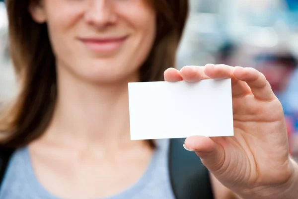 Γυναίκα εκμετάλλευση άδειο κάρτα — Φωτογραφία Αρχείου