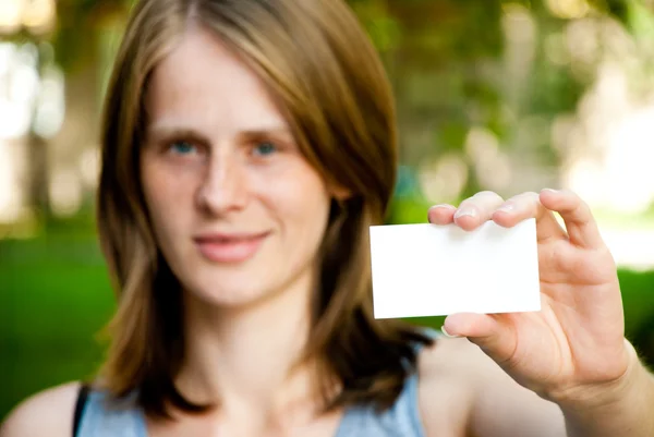 Mulher segurando cartão vazio — Fotografia de Stock