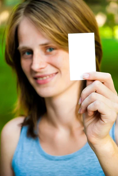 Mujer sosteniendo tarjeta vacía — Foto de Stock
