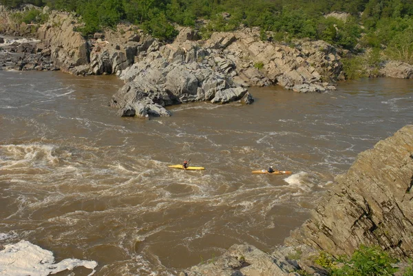 Kajakfahren bei großen Wasserfällen — Stockfoto