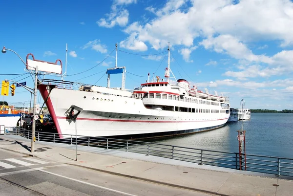 Barco en el puerto de Toronto, Canadá Imágenes De Stock Sin Royalties Gratis