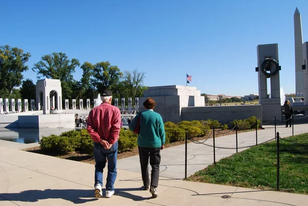 Старшая пара на мемориале Второй мировой войны в Вашингтоне, округ Колумбия, США Стоковое Изображение