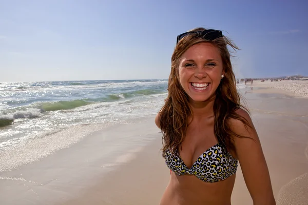 Uśmiechający się w zwierzę wydruku bikini na plaży — Zdjęcie stockowe