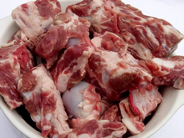 Friss, nyers sertéshús csont fehér háttér — Stock Fotó