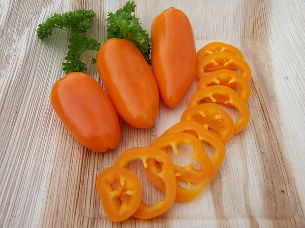 Chilli, oranžová paprika s uzenou paprikou a plátky, — Stock fotografie