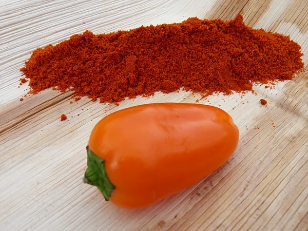 Peperoncini in polvere, peperoni arancioni con paprika affumicata e fette , — Foto Stock
