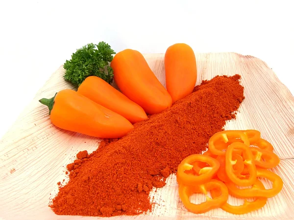 Peperoncini in polvere, peperoni arancioni con paprika affumicata e fette , — Foto Stock