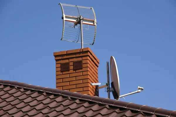 Satellitenschüssel auf dem Dach Stockbild