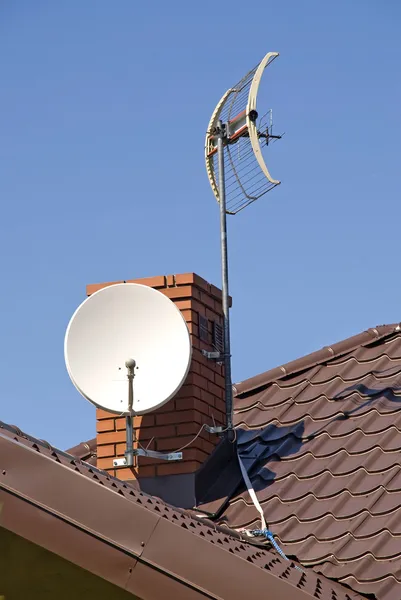 Műholdas antenna a tetőn Jogdíjmentes Stock Fotók