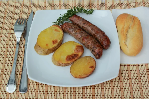 Salsicha com batatas — Fotografia de Stock