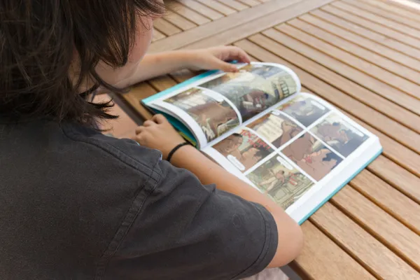 Boy reading — Stock Photo, Image