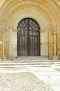 bir kilise kapısına