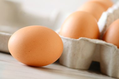 Tavuk yumurtaları mutfak masasında.