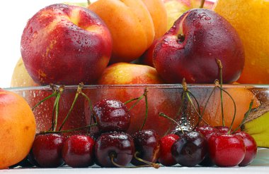 Çeşitli meyvelerle kompozisyon