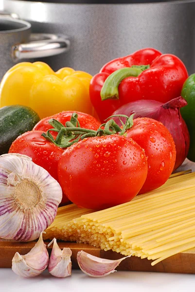 Legumes e esparguete — Fotografia de Stock