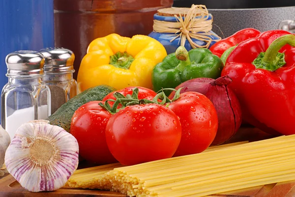 Овощи и спагетти — стоковое фото