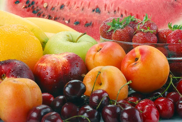 Složení s různými druhy ovoce — Stock fotografie