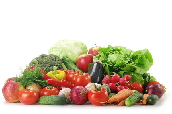Samenstelling met rauwe groenten geïsoleerd op wit — Stockfoto