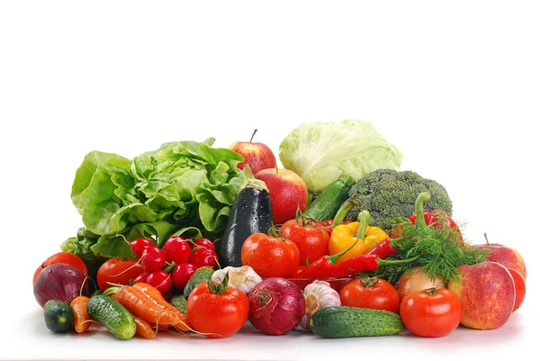 Zusammensetzung mit rohem Gemüse isoliert auf weiß — Stockfoto