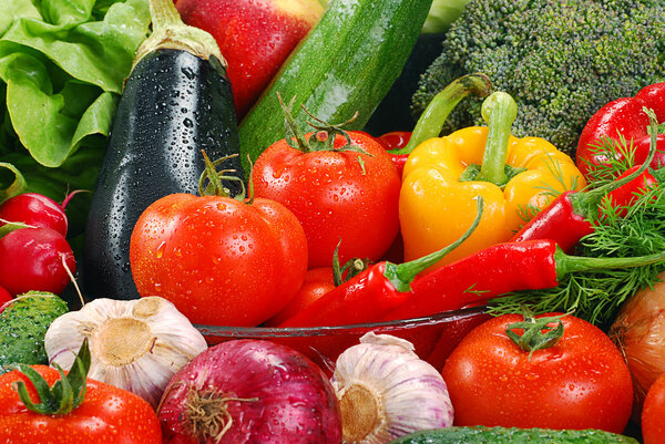 Composition with raw vegetables