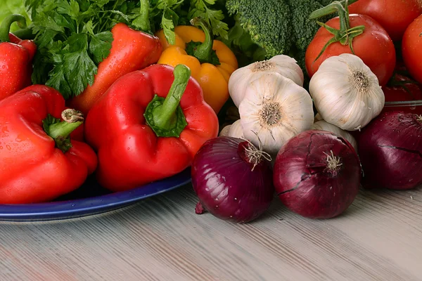 Samenstelling met verscheidenheid van rauwe groenten — Stockfoto