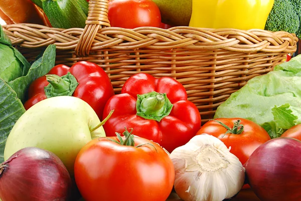 Koostumus raaka vihanneksia ja paju kori — kuvapankkivalokuva