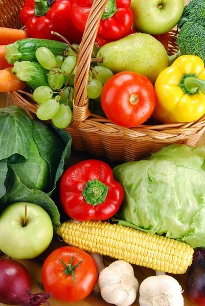 Összetétel nyers zöldségekkel és fonott kosárral — Stock Fotó