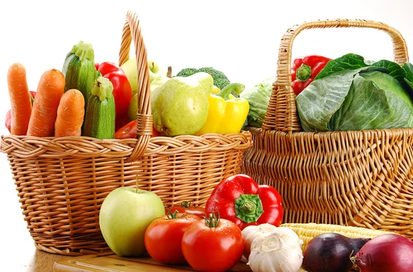 Összetétel nyers zöldségekkel és fonott kosárral — Stock Fotó