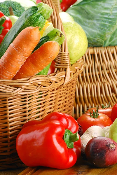 Samenstelling met rauwe groenten en rieten mandje — Stockfoto