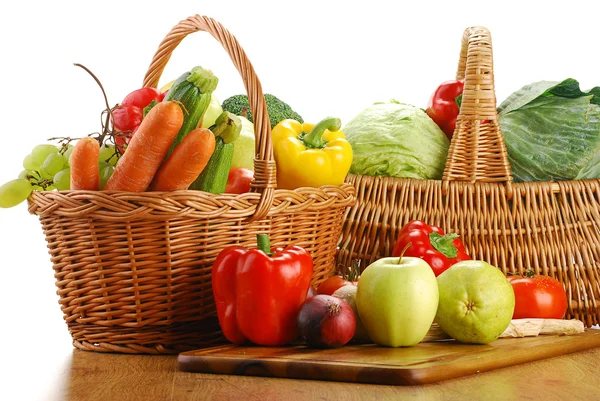 生蔬菜和柳条筐的成分 — 图库照片