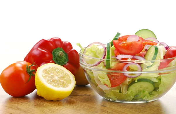 Samenstelling met plantaardige slakom en salade ingrediënten — Stockfoto