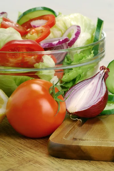Složení s zeleninový salát mísy a salát ingredience — Stock fotografie