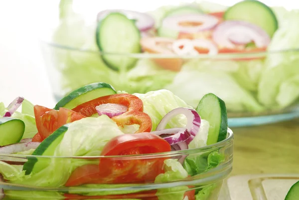Sebze salata kasesi ve salata malzemeleri kompozisyonu — Stok fotoğraf