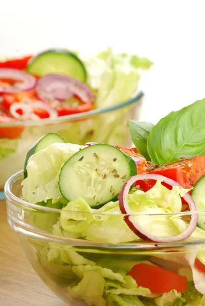 Složení s zeleninový salát mísy a salát ingredience — Stock fotografie