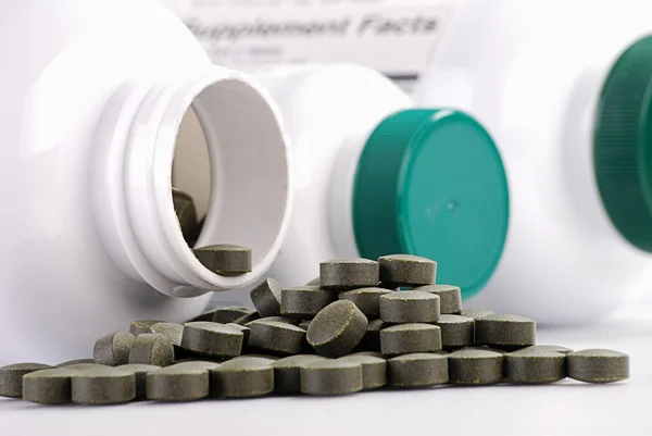 Étrend-kiegészítő tabletta és konténerek — Stock Fotó