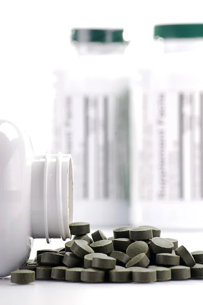 Tabletten und Behälter für Nahrungsergänzungsmittel — Stockfoto