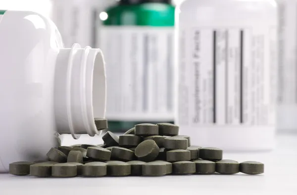 Voedingssupplement tabletten en containers — Stockfoto