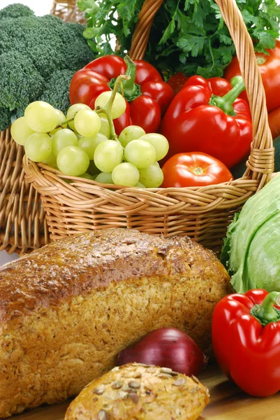 Komposition med råa grönsaker och bröd — Stock fotografie