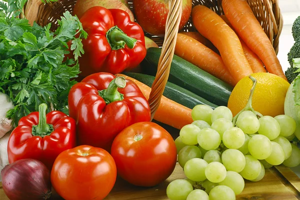 Samenstelling met rauwe groenten en rieten mandje — Stockfoto