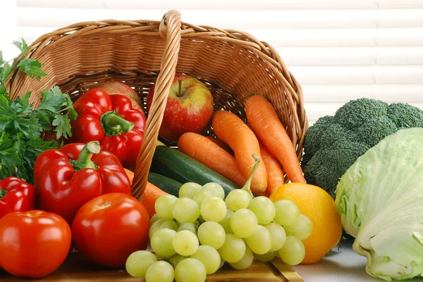 Sammansättning med råa grönsaker och korg — Stockfoto
