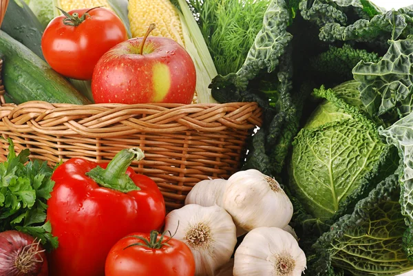 Gemüse und Weidenkorb — Stockfoto