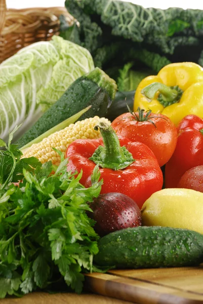 蔬菜和柳条篮 — 图库照片