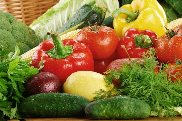 Λαχανικά και ψάθινο καλάθι — Φωτογραφία Αρχείου