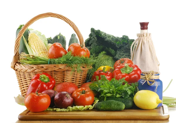 Gemüse und Weidenkorb — Stockfoto