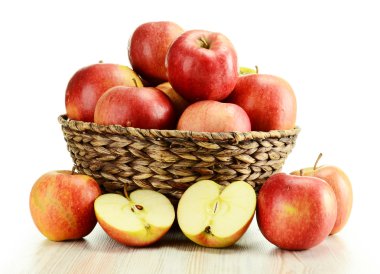 elma ve üzerinde beyaz izole hasır sepet