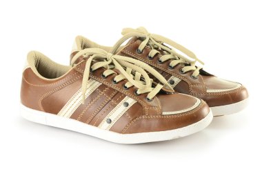 beyaz izole kahverengi spor ayakkabısı